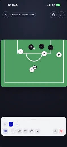 Pizarra de un partido en la app Vocamini, con los dorsales colocados sobre el campo